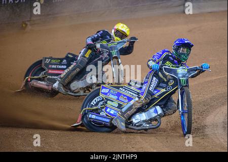 Jason Doyle (69) (Blu) conduce Maciej Janowski (71) (giallo) durante il Gran Premio di Gran Bretagna del circuito FIM al Principato di Cardiff sabato 13th agosto 2022. (Credit: Ian Charles | MI News Credit: MI News & Sport /Alamy Live News Foto Stock