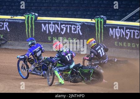 Jason Doyle (69) (Blu) conduce Maciej Janowski (71) (giallo) e Tom Brennan (17) (Rosso) durante il Gran Premio FIM Speedway di Gran Bretagna al Principato di Cardiff sabato 13th agosto 2022. (Credit: Ian Charles | MI News Credit: MI News & Sport /Alamy Live News Foto Stock