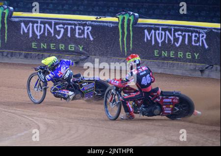 Jack Holder (25) (giallo) guida Max Fricke (46) (Rosso) durante il Gran Premio FIM Speedway di Gran Bretagna al Principato di Cardiff sabato 13th agosto 2022. (Credit: Ian Charles | MI News Credit: MI News & Sport /Alamy Live News Foto Stock