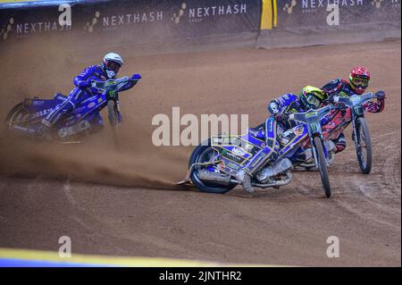 Jack Holder (25) (giallo) conduce Bartosz Zmarzlik (95) (Bianco) e Max Fricke (46) (Rosso) durante il Gran Premio FIM Speedway di Gran Bretagna al Principato di Cardiff sabato 13th agosto 2022. (Credit: Ian Charles | MI News Credit: MI News & Sport /Alamy Live News Foto Stock