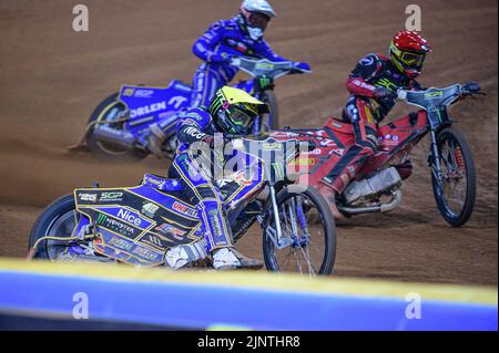 Jack Holder (25) (giallo) conduce Bartosz Zmarzlik (95) (Bianco) e Max Fricke (46) (Rosso) durante il Gran Premio FIM Speedway di Gran Bretagna al Principato di Cardiff sabato 13th agosto 2022. (Credit: Ian Charles | MI News Credit: MI News & Sport /Alamy Live News Foto Stock