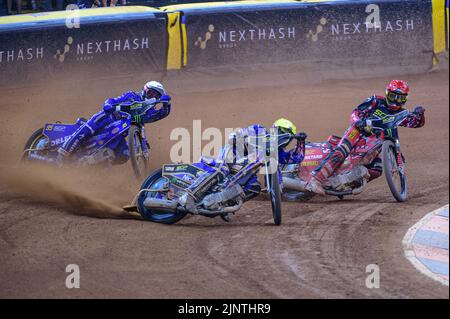 Jack Holder (25) (giallo) conduce Bartosz Zmarzlik (95) (Bianco) e Max Fricke (46) (Rosso) durante il Gran Premio FIM Speedway di Gran Bretagna al Principato di Cardiff sabato 13th agosto 2022. (Credit: Ian Charles | MI News Credit: MI News & Sport /Alamy Live News Foto Stock