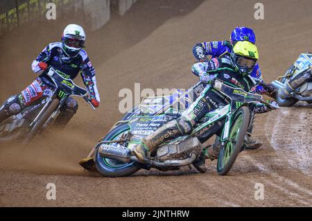 Patryk Dudek (692) (giallo) guida Jack Holder (25) (Blu) durante il Gran Premio del circuito FIM di Gran Bretagna al Principato di Cardiff sabato 13th agosto 2022. (Credit: Ian Charles | MI News Credit: MI News & Sport /Alamy Live News Foto Stock