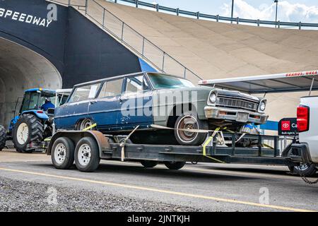 Libano, TN - 14 maggio 2022: Vista angolo anteriore grandangolare di un 1964 Chevrolet Chevy II Nova Station Wagon guida su una strada che lascia una fiera auto locale. Foto Stock