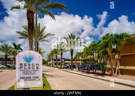 Sunny Isles Beach, Florida, USA - 1 agosto 2022: Cartello di benvenuto Beach Place RK Plaza Sunny Isles all'ingresso Foto Stock