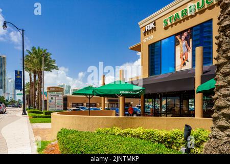 Sunny Isles Beach, Florida, USA - 1 agosto 2022: Foto di Starbucks Sunny Isles RK Plaza Foto Stock