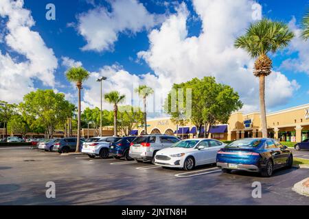 Coral Springs, FL, USA - 7 agosto 2022: Centro commerciale RK Coral Palm Plaza Foto Stock