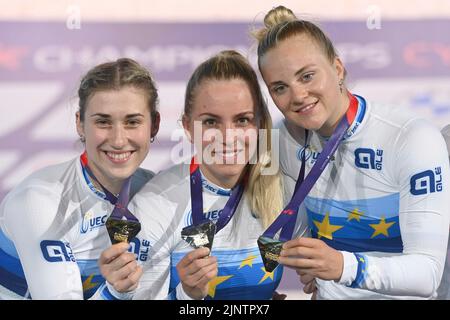 Monaco, Germania. 12th ago, 2022. Pauline Sophie GRABOSCH (GER), Emma HINZE (GER), Lea Sophie FRIEDRICH (GER), Team Germany, Sieger, premiazione con medaglie di ciclismo su pista da donna sprint, ciclismo su pista, ciclismo, sprint di squadra delle donne. Campionati europei Monaco 2022 il 12 agosto 2022 ?SVEN SIMON Fotoagentur GmbH & Co. Pressefoto KG # Prinzess-Luise-Str. 41 # 45479 M uelheim/R uhr # Tel.. 0208/9413250 # Fax. 0208/9413260 # Banca GLS # BLZ 430 609 67 # conto 4030 025 100 # IBAN DE75 4306 0967 4030 0251 00 # BIC GENODEM1GLS # www.svensimon.net. Credit: dpa/Alamy Live News Foto Stock