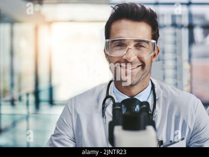 La scienza significa scoprire nuovi modi per una vita migliore. Ritratto di un giovane bel scienziato maschile che lavora in laboratorio al microscopio. Foto Stock