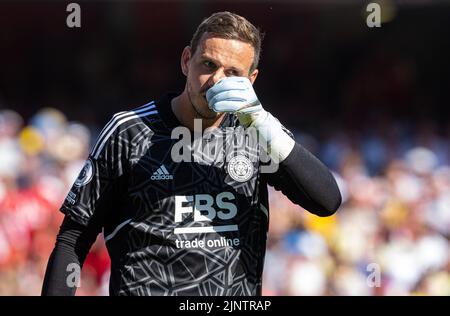 Londra, Regno Unito. 14th ago, 2022. Il portiere di Leicester City, Danny Ward, sembra sconcertato dal fatto che l'Arsenal segna un terzo goal durante la partita della Premier League inglese tra l'Arsenal e Leicester City a Londra, in Gran Bretagna, il 13 agosto 2022. Arsenal ha vinto 4-2. Credit: Notizie dal vivo su Xinhua/Alamy Foto Stock