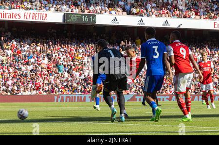 Londra, Regno Unito. 14th ago, 2022. Il Granit Xhaka (3rd L) dell'Arsenal segna il terzo goal durante la partita della Premier League inglese tra Arsenal e Leicester City a Londra, in Gran Bretagna, il 13 agosto 2022. Arsenal ha vinto 4-2. Credit: Notizie dal vivo su Xinhua/Alamy Foto Stock