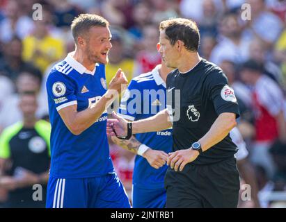 Londra, Regno Unito. 14th ago, 2022. Jamie Vardy (L) di Leicester City parla con l'arbitro Darren England durante la partita della Premier League inglese tra Arsenal e Leicester City a Londra, in Gran Bretagna, il 13 agosto 2022. Arsenal ha vinto 4-2. Credit: Notizie dal vivo su Xinhua/Alamy Foto Stock