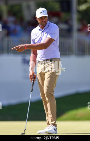 13 agosto 2022: Tony Finau reagisce dopo aver perso un putt birdie sulla 11th buca durante il terzo round del torneo di golf FedEx St. Jude Championship al TPC Southwind di Memphis, TN. Terreno grigio Siegel/Cal Sport Foto Stock