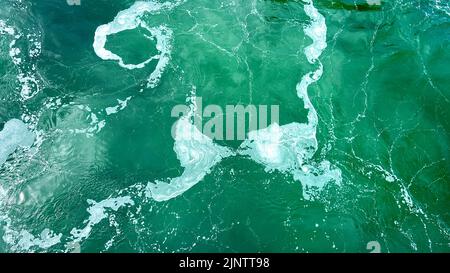 Striature bianche sull'acqua verde smeraldo di un fiume o oceano è perfetto per il testo per l'inizio di un film pubblicitario, la vita è seething spazio vuoto per il testo camera decorazione immagine. Alta qualità Foto Stock