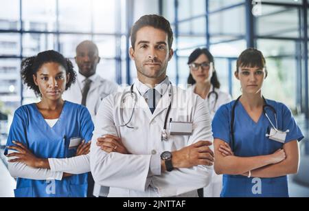 Il miglior team medico che ti offre le migliori cure mediche. Ritratto di un team di medici diversi in piedi insieme in un ospedale. Foto Stock