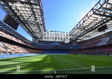 Milano, Italia. 13th ago, 2022. Una visione generale dello Stadio San Siro durante AC Milan vs Udinese Calcio Serie A match a Milan, Italy, August 13 2022 Credit: Independent Photo Agency/Alamy Live News Foto Stock