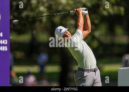 13 agosto 2022: Xander Schauffele raggiunge la 5th buca durante il terzo round del torneo di golf FedEx St. Jude Championship al TPC Southwind di Memphis, TN. Terreno grigio Siegel/Cal Sport Foto Stock