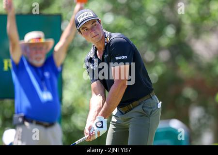 13 agosto 2022: Viktor Hovland si prepara per il suo tee shot sulla 18th buche durante il terzo round del torneo di golf FedEx St. Jude Championship al TPC Southwind di Memphis, TN. Terreno grigio Siegel/Cal Sport Foto Stock