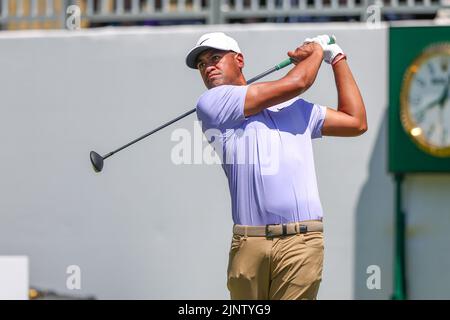 13 agosto 2022: Tony Finau colpisce il tee shot durante il terzo round del torneo di golf FedEx St. Jude Championship al TPC Southwind di Memphis, TN. Terreno grigio Siegel/Cal Sport Foto Stock