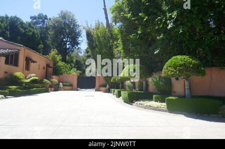 Beverly Hills, California, USA 6th Agosto 2022 Una visione generale dell'atmosfera di attrice Eleanor Boardman, attore Horace Brown, attrice Marion Davies e William Randolph Hearst's ex Home/House a 1009 N. Beverly Drive il 6 Agosto 2022 a Beverly Hills, California, USA. Questa tenuta/Mansion è stata utilizzata per filmare il Padrino, la Bodyguard, il Jerk, il Fletch, nei film e nei Colbys notturni, la serie televisiva degli angeli della squadra di Mod Charlie. Beyonce girato Black è re Video qui. John F. Kennedy e Jackie Onassis sposarono in luna di miele qui. Foto di Barry King/Alamy Stock Photo Foto Stock