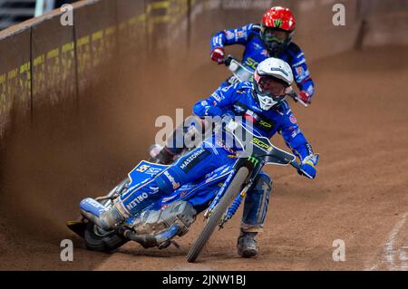 Bartosz Zmarzlik di Polonia (bianco) e Adam Ellis di Regno Unito (rosso) in calore 12 durante il Gran Premio FIM Speedway di Gran Bretagna al Principato Stadium di Cardiff, Galles, Regno Unito il 13 agosto 2022 (Foto di Andrew SURMA/ Credit: Sipa USA/Alamy Live News Foto Stock