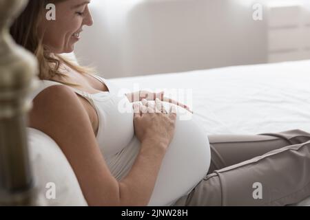 Cropped shot affettuosa donna in attesa toccare grande pancia Foto Stock