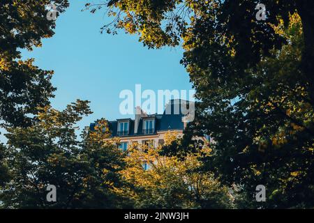 Edificio a Montmartre, Parigi in stile Haussmann Foto Stock