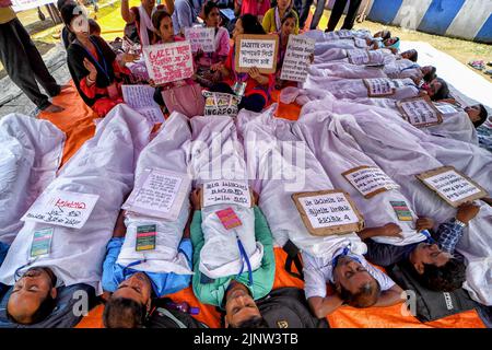 Kolkata, India. 13th ago, 2022. SSC (School Service Commission) aspiranti insegnanti e persone in cerca di lavoro si trovano per strada durante la dimostrazione. L'agitazione da parte degli aspiranti insegnanti ha attraversato 500 giorni mentre la truffa del reclutamento degli insegnanti scolastici nel Bengala occidentale è venuta alla luce dopo che la direzione dell'applicazione ha recentemente arrestato Partha Chatterjee, che era il ministro dell'istruzione del Bengala occidentale quando le presunte irregolarità si sono verificate. Credit: SOPA Images Limited/Alamy Live News Foto Stock