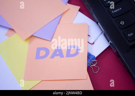 Papà. Testo su carta adesiva per appunti. Evento, messaggio di promemoria della celebrazione. Foto Stock