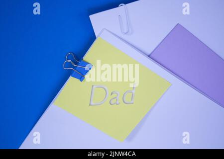 Papà. Testo su carta adesiva per appunti. Evento, messaggio di promemoria della celebrazione. Foto Stock