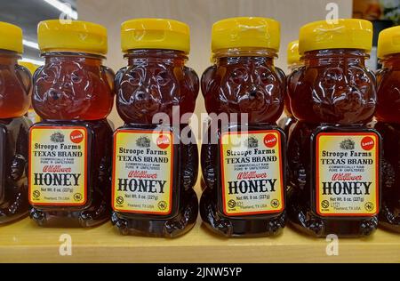 Houston, Texas USA 07-20-2022: Miele del marchio del Texas locale da Stroope Farms esposto su uno scaffale del supermercato a Houston, TX. Foto Stock