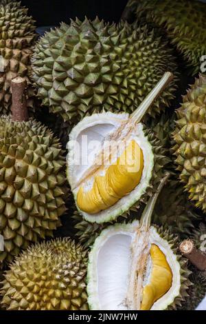 Primo piano di durian con polpe mature. Commestibili. Foto Stock