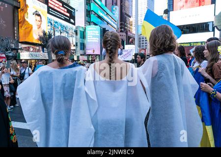 New York, NY - 13 agosto 2022: I manifestanti si radunano contro l'aggressione russa verso l'Ucraina a Times Square Foto Stock