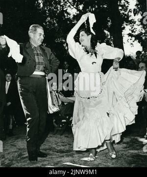 Fotografia in bianco e nero di una coppia vestita in costumi tradizionali che ballano Zamba, Argentina, Sud America Foto Stock