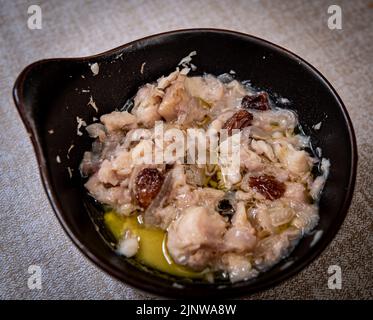 Specialità come 'sarde in saor', piatto tipico veneziano. Antipasto tradizionale con sardine, pinoli e sultanina Foto Stock