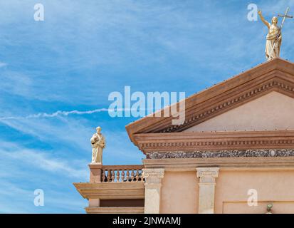 Chiesa di San Martino vescovo dalla piazza di Ferdinando di Savoia nel comune di Peschiera del Garda, provincia di Verona, regione Veneto del nord Italia Foto Stock