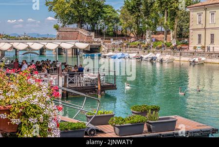 Peschiera del Garda - grazioso borgo con case colorate nel bel lago Lago di Garda – Provincia di Verona – regione Veneto – Italia settentrionale, Foto Stock