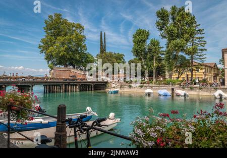 Peschiera del Garda - grazioso borgo con case colorate nel bel lago Lago di Garda – Provincia di Verona – regione Veneto – Italia settentrionale, Foto Stock