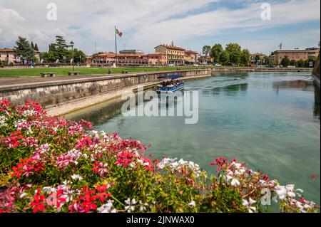 Peschiera del Garda - grazioso borgo con case colorate nel bel lago Lago di Garda – Provincia di Verona – regione Veneto – Italia settentrionale, Foto Stock