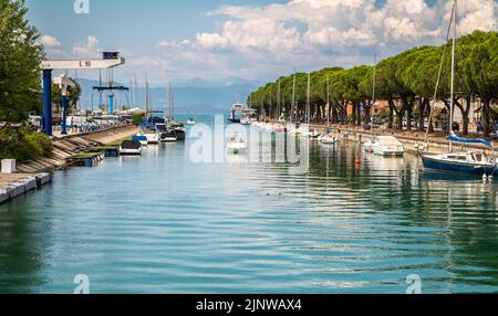 Peschiera del Garda - grazioso borgo con case colorate nel bel lago Lago di Garda – Provincia di Verona – regione Veneto – Italia settentrionale, Foto Stock