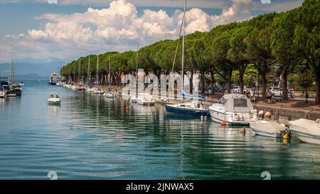 Peschiera del Garda - grazioso borgo con case colorate nel bel lago Lago di Garda – Provincia di Verona – regione Veneto – Italia settentrionale, Foto Stock