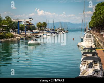 Peschiera del Garda - grazioso borgo con case colorate nel bel lago Lago di Garda – Provincia di Verona – regione Veneto – Italia settentrionale, Foto Stock