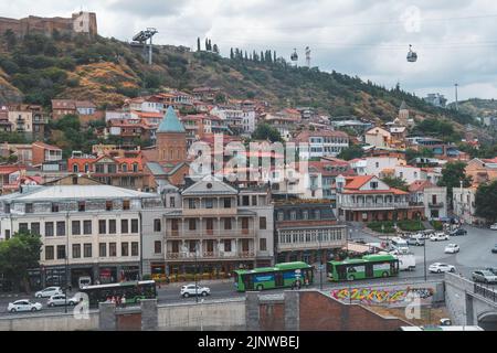 Tbilisi, Georgia - 09 agosto 2022: Vecchie case storiche a Tbilisi. Abanotubani. Viaggi Foto Stock