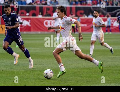 Harrison, NJ - 13 agosto 2022: John Tolkin (47) dei Red Bulls controlla la palla durante la partita di stagione regolare di MLS contro l'Orlando City FC alla Red Bull Arena Foto Stock