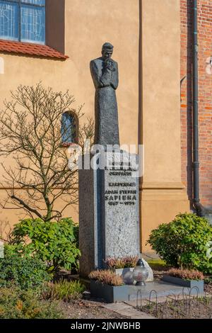 Cracovia, Polonia - 14 Marzo, 2022: Monumento Cardinale Adam Stefan Sapieha. Situato all'ingresso della Chiesa di San Francesco d'Assisi a Cracovia Foto Stock