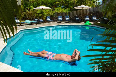 uomini che si rilassano in una piscina durante un'onda di calore tropicale concetto di riscaldamento globale, temperatura calda durante l'onda di calore estate Foto Stock