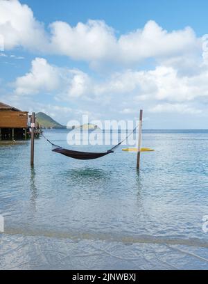 Amaca sulla spiaggia dell'isola tropicale Santa Lucia o Santa Lucia Caraibi, vacanza. Foto Stock