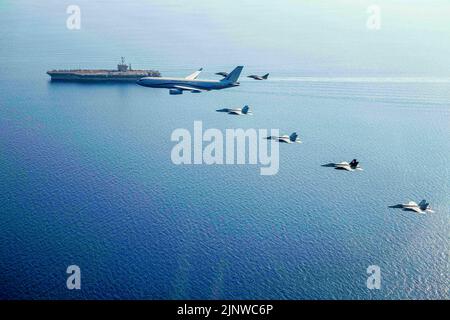 Mar Mediterraneo. 30th luglio, 2022. Quattro F/A-18E Super Hornets, attaccati alla Carrier Air Wing 1 (CVW-1), volano in formazione con un Air Force Airbus A330 MRTT francese e due F-3Rs Rafale insieme alla portaerei di classe Nimitz USS Harry S. Truman (CVN 75), 30 luglio 2022. Il gruppo Harry S. Truman Carrier Strike Group è in fase di implementazione pianificata nell'area operativa delle forze navali europee degli Stati Uniti, impiegata dalla U.S. Sesta flotta per difendere gli interessi degli Stati Uniti, alleati e partner. Credit: US Navy/ZUMA Press Wire Service/ZUMAPRESS.com/Alamy Live News Foto Stock