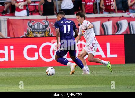 Harrison, New Jersey, Stati Uniti. 13th ago, 2022. John Tolkin (47) dei Red Bulls e Junior Urso (11) di Orlando combattono per la palla durante la partita di stagione regolare MLS alla Red Bull Arena. Orlando ha vinto 1 - 0. (Credit Image: © Lev Radin/Pacific Press via ZUMA Press Wire) Foto Stock