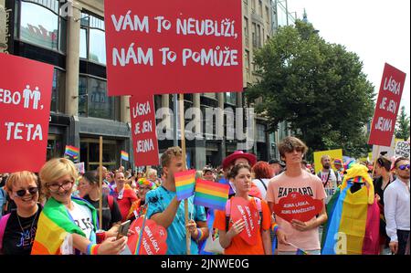 rainbow march ha organizzato il festival Witing Prague Pride della comunità LGBT+ in Piazza Venceslao, Praga, Repubblica Ceca, 13 agosto 2022. (Foto CTK/Milos Ru Foto Stock